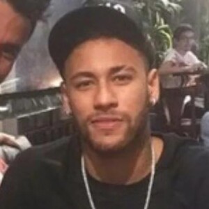Neymar aparece em fotos ao lado de um foragido da justiça