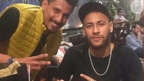 Neymar aparece em fotos ao lado de um foragido da justiça