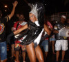 Solteira, Erika Januza mostrou samba no pé durante ensaio de rua da escola Unidos do Viradouro