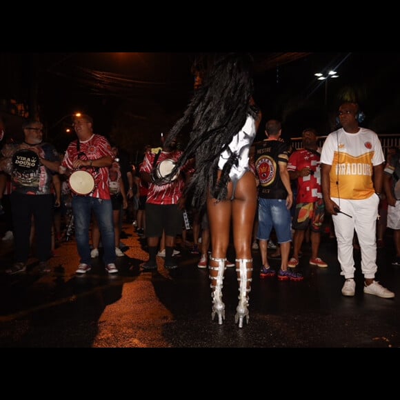 Erika Januza brilhou em ensaio de Carnaval do Rio de Janeiro