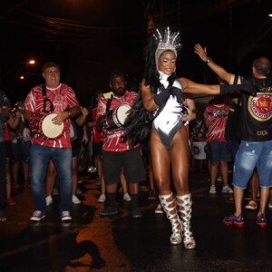 Erika Januza mostrou que tem samba no pé em ensaio na quadra do Viradouro