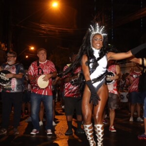 Erika Januza se jogou no samba durante ensaio de escola no Rio de Janeiro