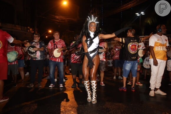 Erika Januza se jogou no samba durante ensaio de escola no Rio de Janeiro