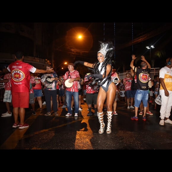 Erika Januza se empolgou ao dançar junto com a comunidade