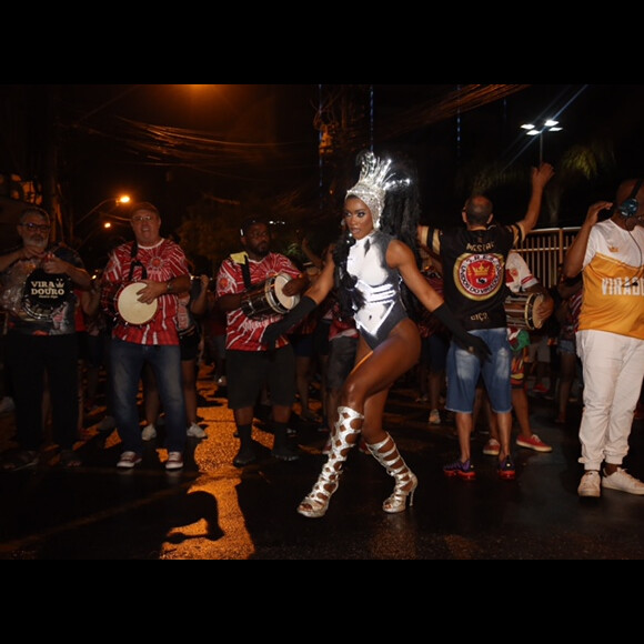 Erika Januza é rainha de bateria da escola do Carnaval 2023 do Rio de Janeiro