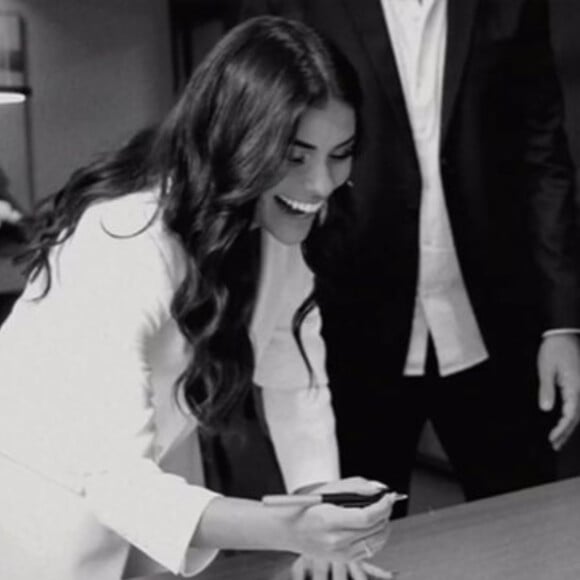 Ex-BBB Munik Nunes compartilhou na web um vídeo com algumas fotos do casamento no civil