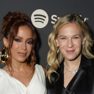 Anitta posa com Madeleine Bennett, Head de Estratégia de Música do Spotify, em festa na Califórnia 
