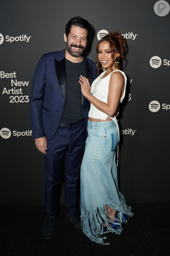 Anitta e o Head global de música do Spotify, Jeremy Erlich, posam para fotos em festa da plataforma de streaming 