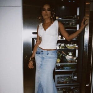 O look usado por Anitta combinava corset, jeans e franjas para festa do Spotify