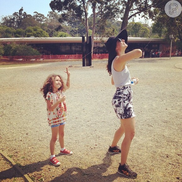 Camila Pitanga gosta de brincar de soltar pipa com a filha