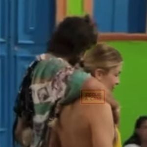 Grazi Massafera e Marlon Teixeira seguiram o passeio abraçados