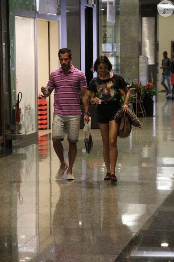 Malvino Salvador e Sophie Charlotte passeiam em shopping do Rio