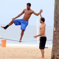 Marcello Melo Jr. treina slackline na praia para viver instrutor em 'Babilônia'