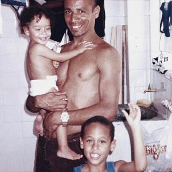 Rafaella Santos também explicitou uma crise com a mãe ao publicar uma foto com Neymar e o pai e escrever: 'Que seja sempre nós três e o infinito'