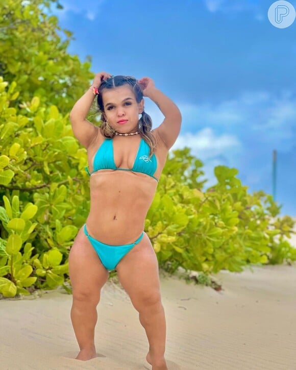 Mini Gabys exibe corpo em fotos ousadas nas redes sociais
