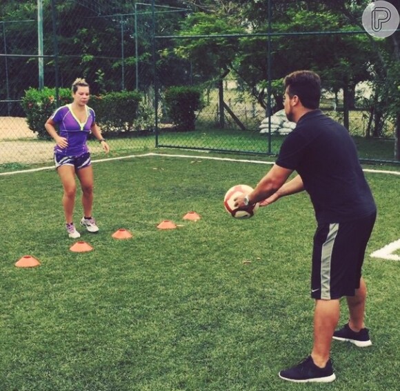 Fernanda Souza faz treino de futebol com personal em campo: 'Quemei crepes'