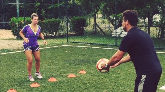 Fernanda Souza treina futebol com personal para manter boa forma: 'Estimulante'
