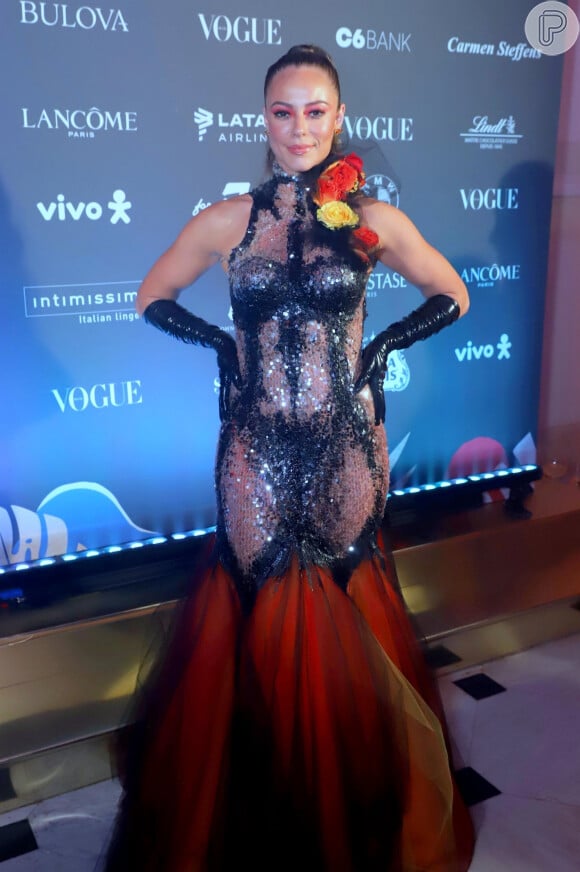 Vestido com transparência e cauda sereia já foi escolha de Paolla Oliveira para Baile Vogue