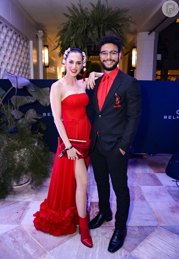 Vestido vermelho strapless foi escolha de Sophia Abrahão no Baile Vogue: o noivo da atriz, Sergio Malheiros, também usou a cor