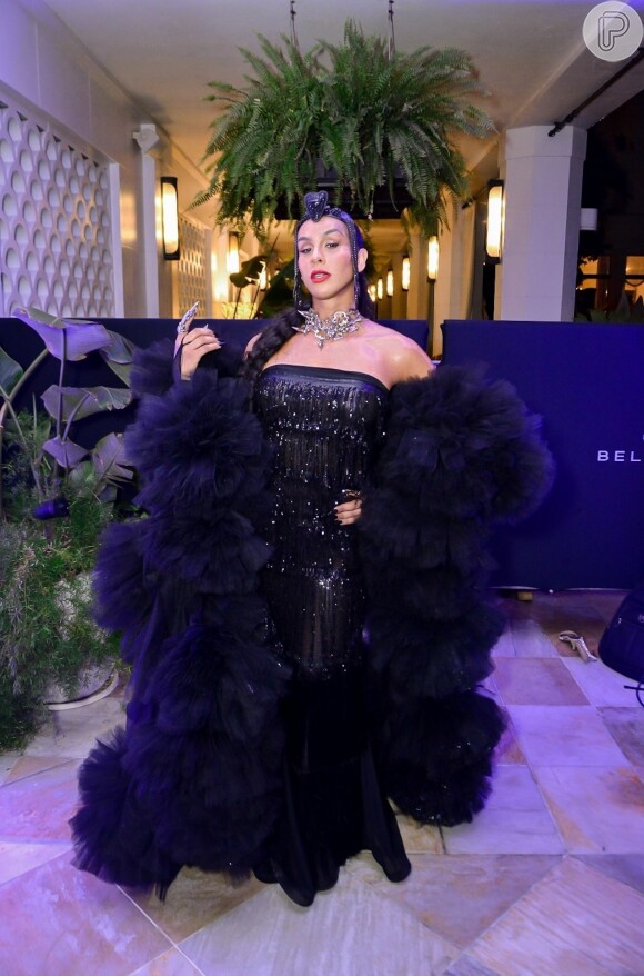 Linn da Quebrada surgiu elegante com look volumoso no Baile da Vogue 2022