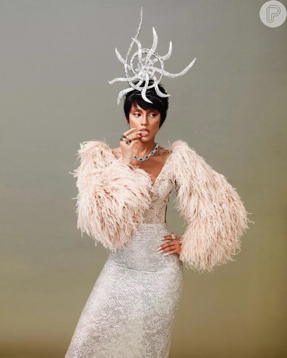 Tais Araujo é fã de plumas e já apostou nessa tendência de moda para Baile da Vogue