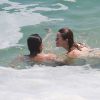 Nathalia Dill e Sérgio Guizé são flagrados aos beijos em banho de mar na Prainha, Zona Oeste do Rio de Janeiro