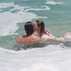 Nathalia Dill e Sérgio Guizé são flagrados se beijando em banho de mar na Prainha, Zona Oeste do Rio de Janeiro