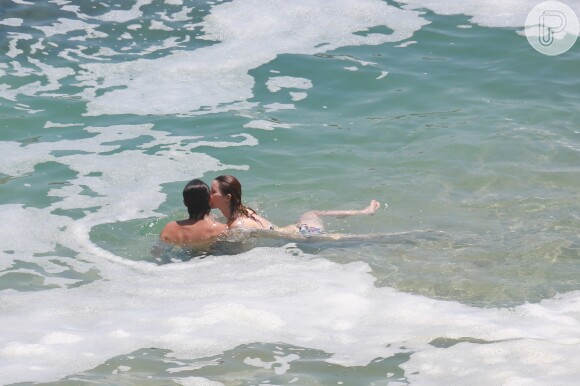 Nathalia Dill e Sérgio Guizé são flagrados se beijando em banho de mar na Prainha, Zona Oeste do Rio de Janeiro