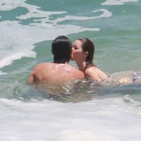 Nathalia Dill e Sergio Guizé são flagrados se beijando em praia do Rio