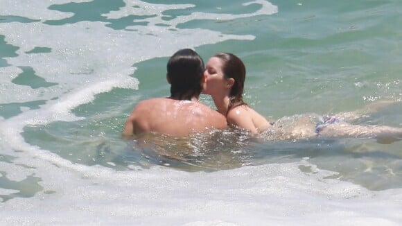 Nathalia Dill e Sergio Guizé são flagrados se beijando em praia do Rio