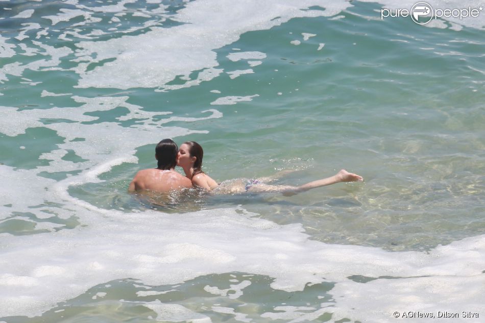 Nathalia Dill e Sérgio Guizé são flagrados aos beijos em banho de mar na Prainha, Zona Oeste do Rio de Janeiro