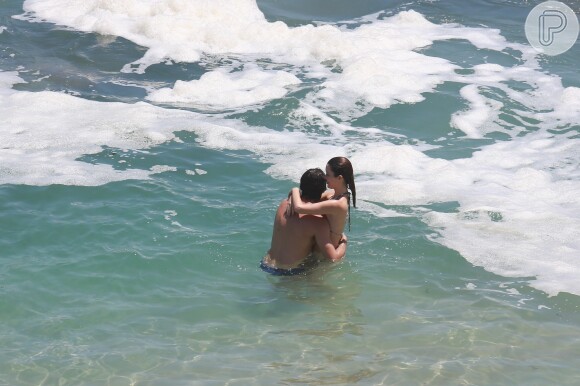 Nathalia Dill e Sérgio Guizé trocaram beijos durante ida à praia