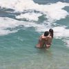 Nathalia Dill e Sérgio Guizé são flagrados aos beijos em banho de mar na Prainha, Zona Oeste do Rio de Janeiro