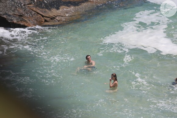 Ao perceberem que estavam sendo fotografados, Nathalia e Sergio se afastaram no mar