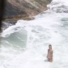 Nathalia Dill e Sergio Guizé curtiram o dia de folga das gravações da novela 'Alto Astral' namorando na praia