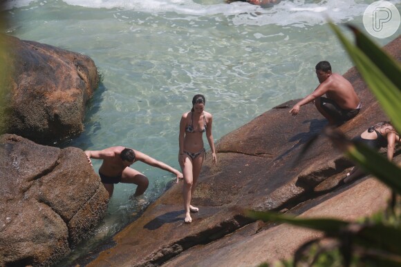 Nathalia Dill e Sergio Guizé deixaram a praia depois de mergulharem juntos e trocarem beijos