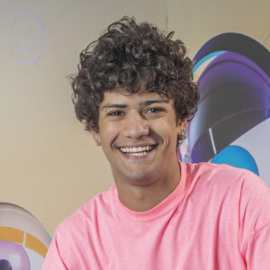 Gabriel Santana é um dos famosos que está no 'BBB 23'. Após a novela 'Chiquititas', do SBT, ator foi para a Globo em 2019 fazendo 'Malhação'. Depois, esteve em 'Pantanal'