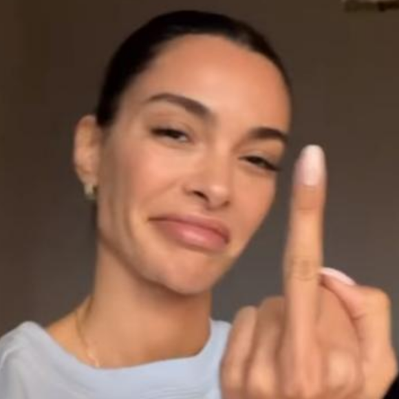Vídeo de Joana Sanz mandando dedo do meio viralizou nas redes sociais nos últimos dias