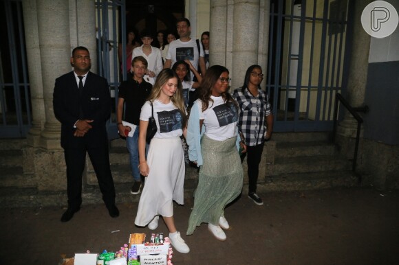 Filhas de Gloria Maria, Laura e Maria foram fotografadas na saída da igreja