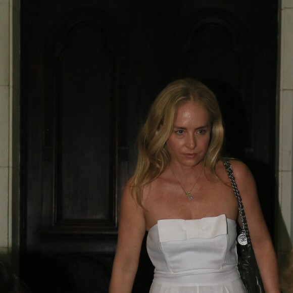 Angélica foi fotografada na saída da igreja após a Missa de Sétimo Dia de Gloria Maria