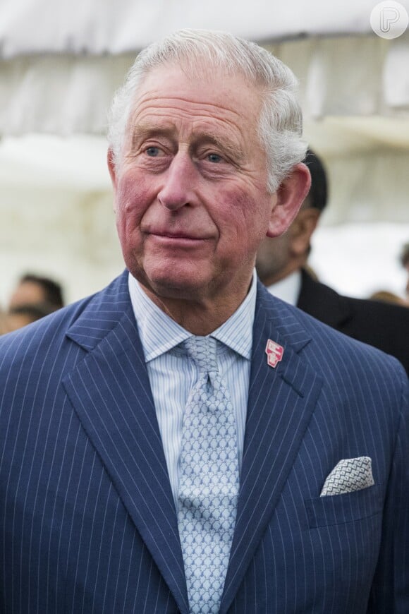 Rei Charles III caminhava e cumprimentava os súditos quando um homem em meio ao público gritou: 'Traga Harry de volta'