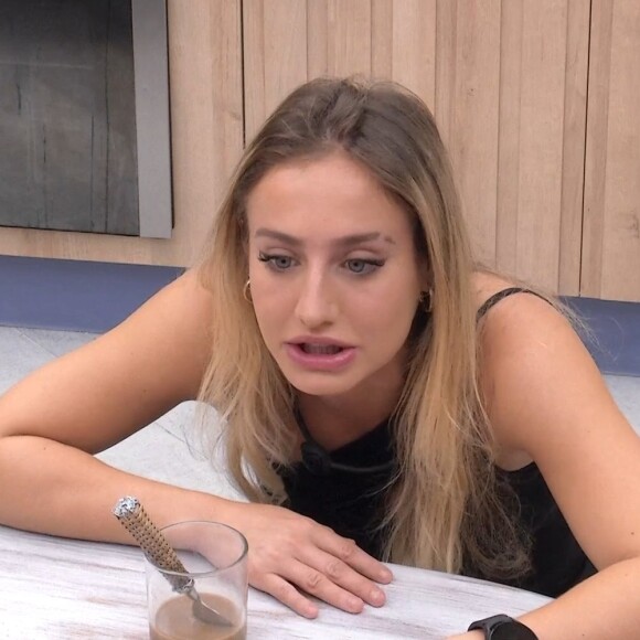 Bruna avisou que não ligou para o beijo de Cristian em Paula porque não queria ficar com o empresário