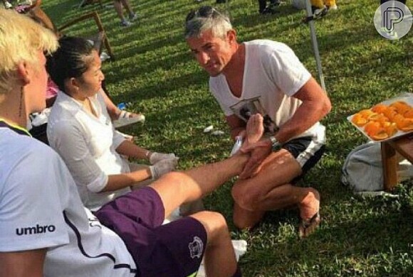 Já em outra imagem, Justin Bieber aparece recebendo atendimento após a lesão
