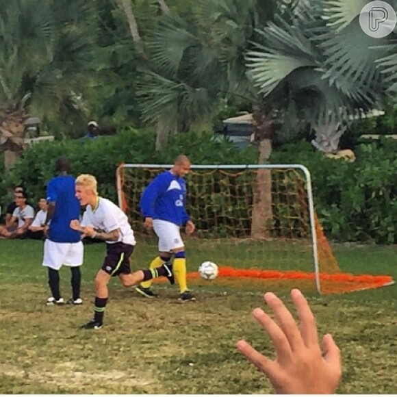 Em um foto, é possível ver Justin Bieber comemorando um gol