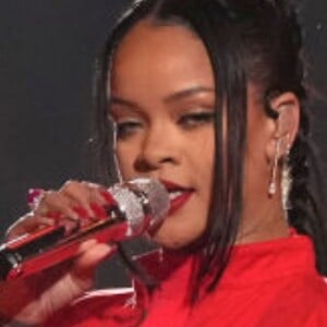 Entenda como Rihanna escondeu a barriga de gravidez