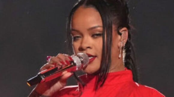 Nem os bailarinos sabiam! Rihanna escondeu a barriga de grávida de um jeito que você nunca imaginaria