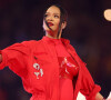 Rihanna deixou a todos em dúvida ao surgir com uma barriguinha de grávida no Super Bowl LVII