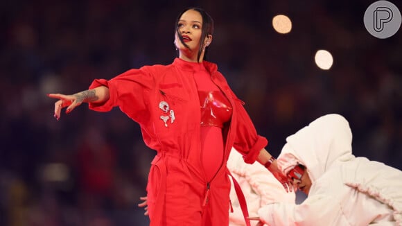 Rihanna deixou a todos em dúvida ao surgir com uma barriguinha de grávida no Super Bowl LVII