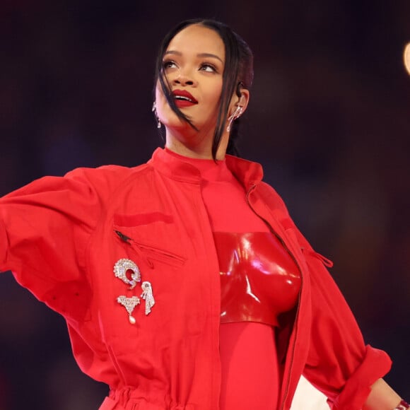 Rihanna deixou a todos em dúvida ao surgir com uma barriguinha de grávida no Super Bowl LVII