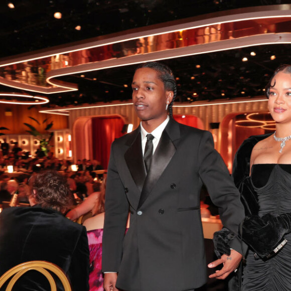 No Globo de Ouro, Rihanna escondeu a barriga com uma bolsa e com as mãos